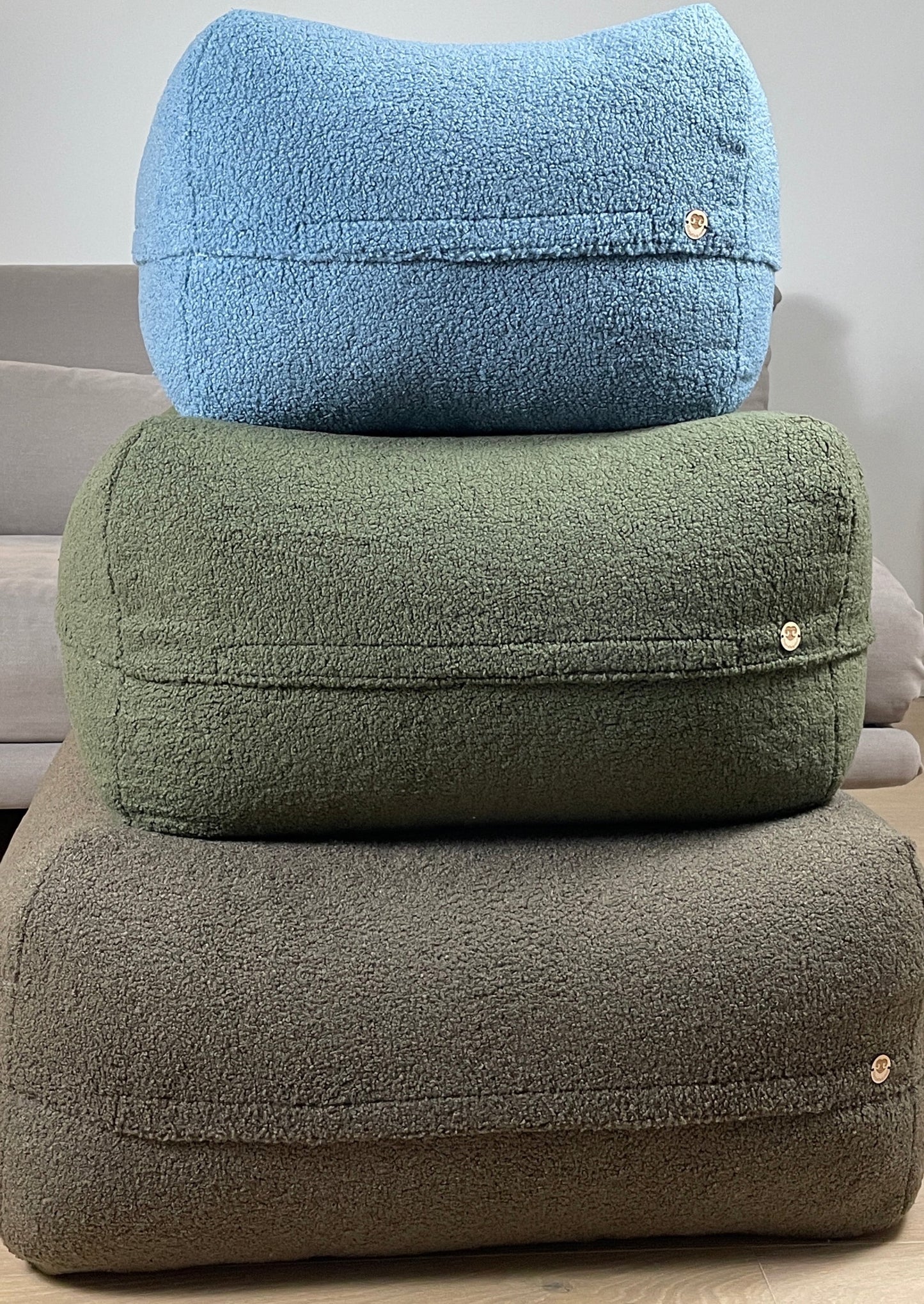 Dozzy Pouf Größenvergleich S M L, Hundebett Bouclé Olive, DozzyDog handgemacht