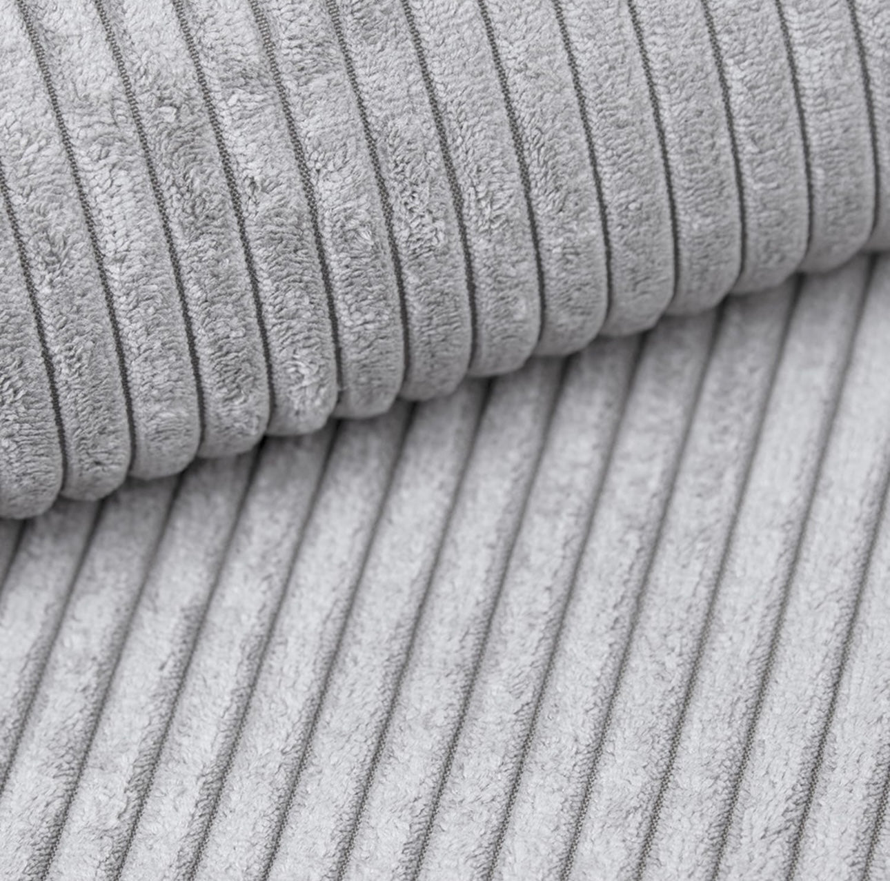 Detailaufnahme Dozzy Pouf Hellgrau – weicher Breitcord mit samtiger Haptik