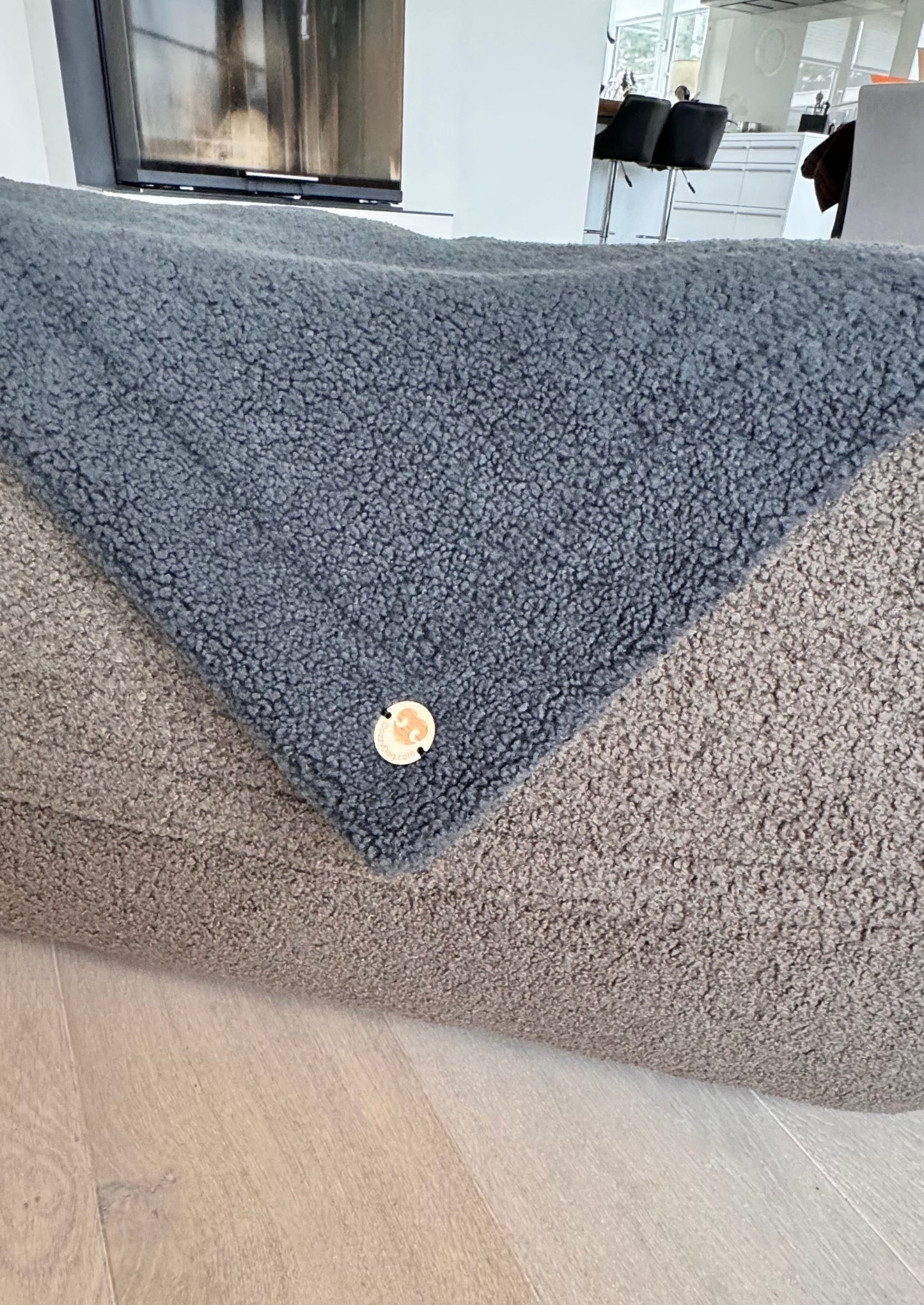 Zwei Hunde auf der Dozzy Schutzdecke Bouclé – weiche Schutzdecke für Hundebett, verschiedene Farben erhältlich