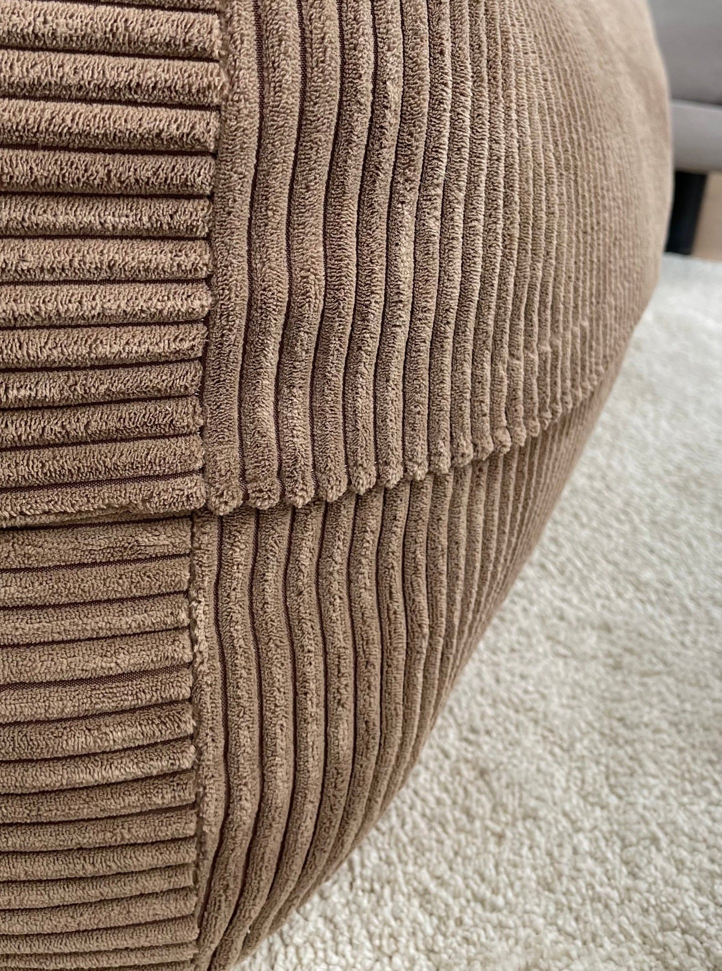 Dozzy Pouf Breitcord Cappuccino – Designer Hundebett kaufen, 40 cm Komfort-Höhe, modern & edel