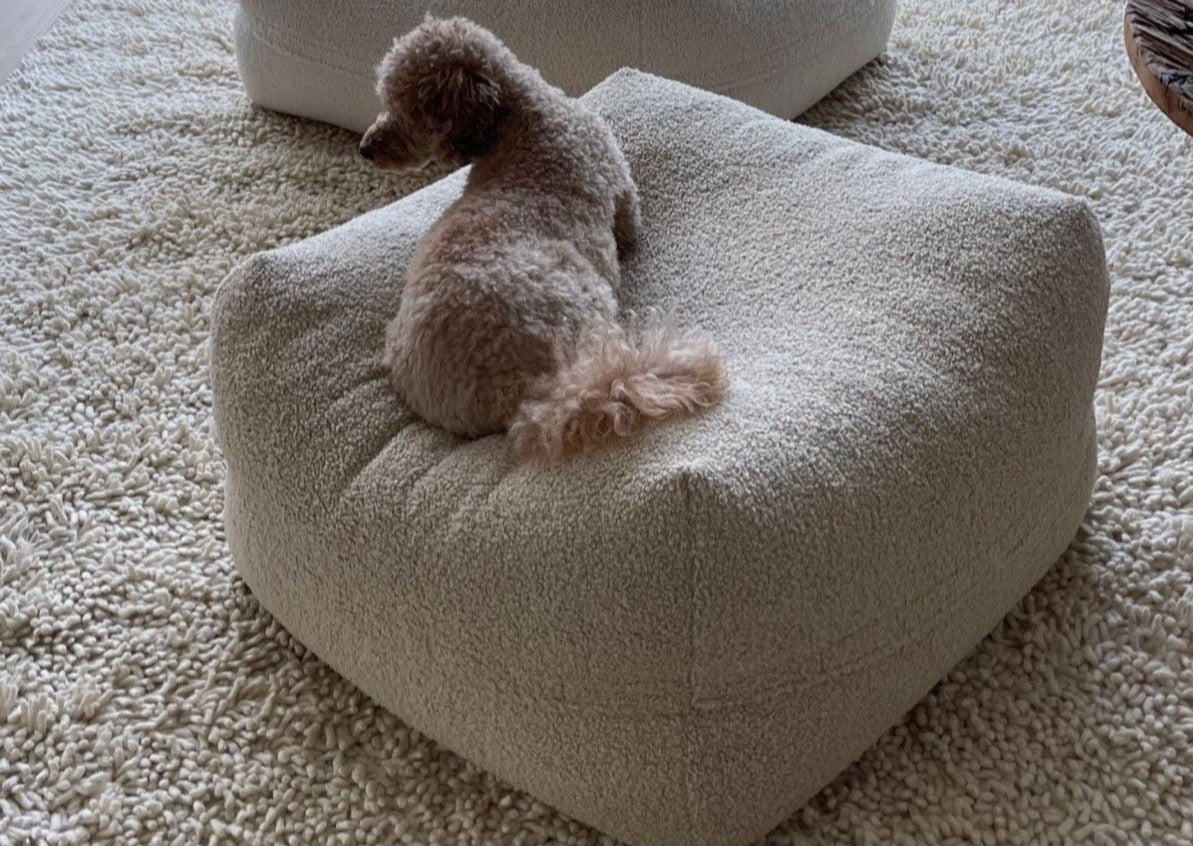 Dozzy Pouf Hundebett in Premium Bouclé Beige – Seitenansicht zeigt die ca. 40 cm hohe Liegefläche, DozzyDog