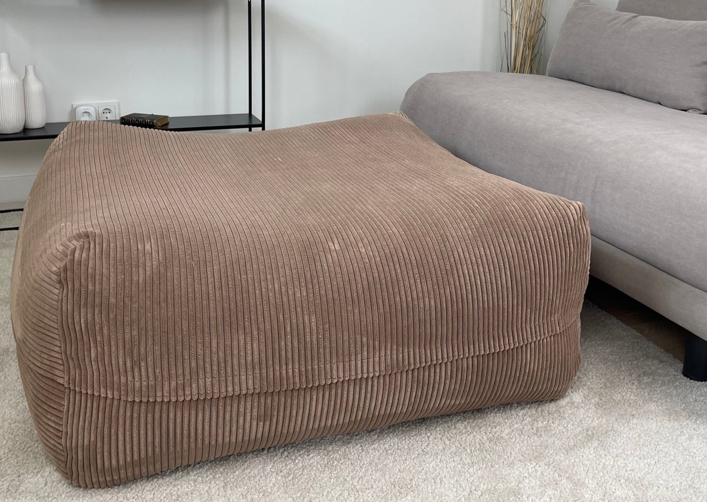 Dozzy Pouf Breitcord Cappuccino – handgefertigtes Hundebett, 40 cm hoch, pflegeleicht & weich