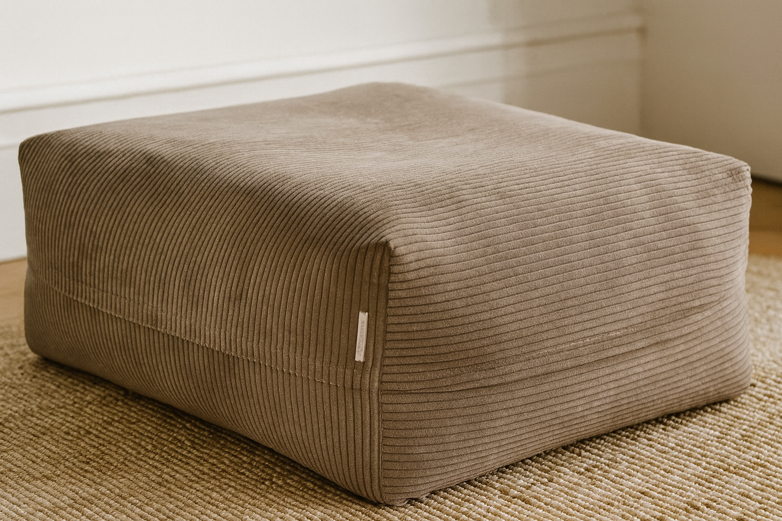 Dozzy Pouf Breitcord Cappuccino – orthopädisches Designer Hundebett, 40 cm hoch, handgemacht & stilvoll