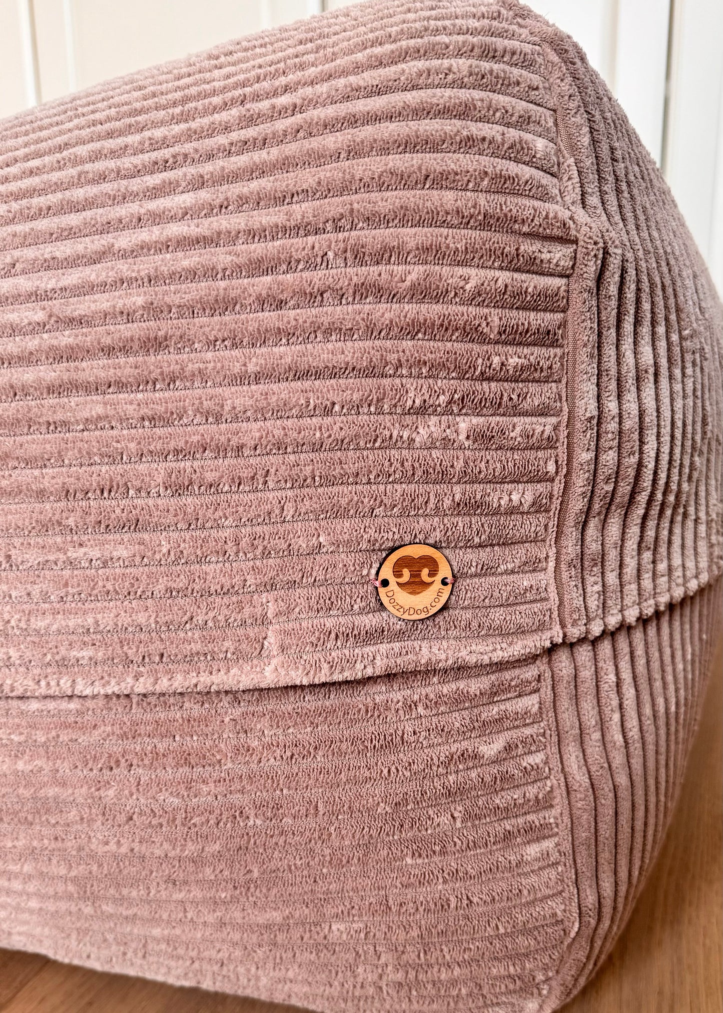 Poufet Pouf Breitcord Altrosa Nahaufnahme – Stoff mit Poufet Button Detail
