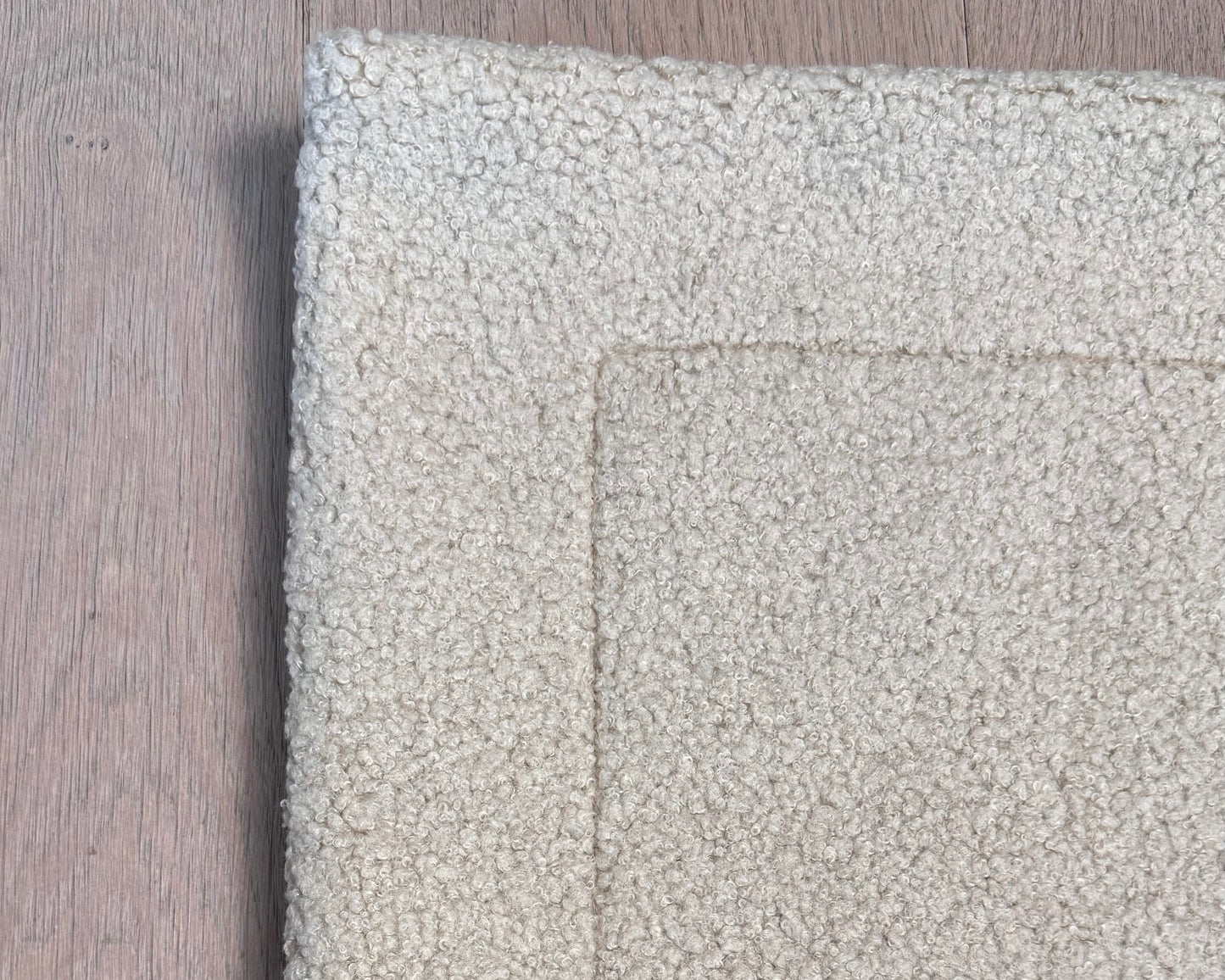 Nahaufnahme Bouclé-Stoff in Beige – Dozzy Cozy Reisedecke Bouclé ohne Füllung, waschbar bei 30 Grad
